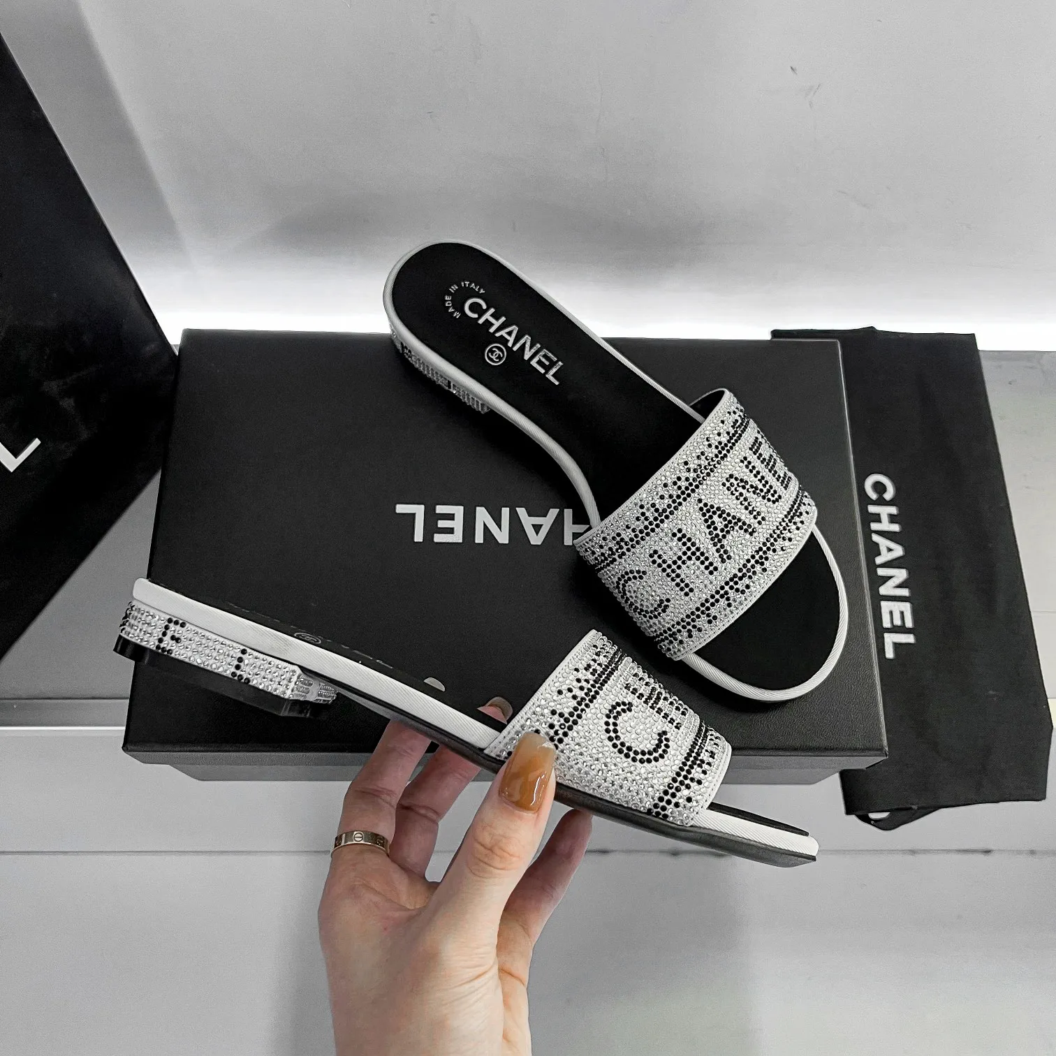 👟👟Ex-factory price 440👟👟 Xiaoxiang Chanel rhinestone slippers with large black rhinestone letters, these really blingbling slippers are full of diamonds. They are both classic and artistic, and can be styled according to your daily style. The characteristic is that the hot diamonds are particularly shiny. They are made with heavy craftsmanship and are not easy to fall off. They have the sexy temperament of celebrities and are versatile. Color: black, white, 35-40 leather outsole
